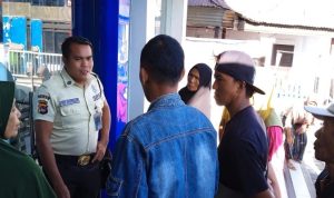 Warga protes soal nomor antrian Warga protes soal nomor antrian