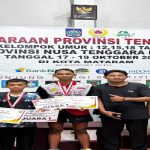 Muhammad Akbar, Muhammad Naufal Hisyaam dan Tim saat di podium