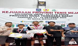 Muhammad Akbar, Muhammad Naufal Hisyaam dan Tim saat di podium Muhammad Akbar, Muhammad Naufal Hisyaam dan Tim saat di podium