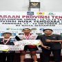 Muhammad Akbar, Muhammad Naufal Hisyaam dan Tim saat di podium