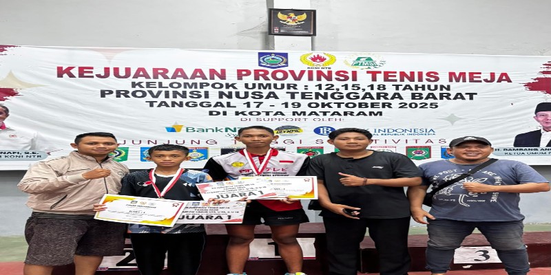 Muhammad Akbar, Muhammad Naufal Hisyaam dan Tim saat di podium Muhammad Akbar, Muhammad Naufal Hisyaam dan Tim saat di podium
