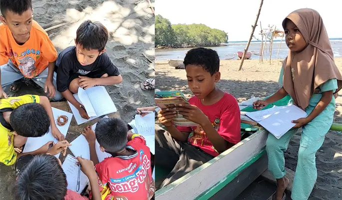 Siswa SDN Sowa Kecamatan Soromandi membaca buku di pinggir pantai saat kegiatan Komunitas Sekolah setempat.