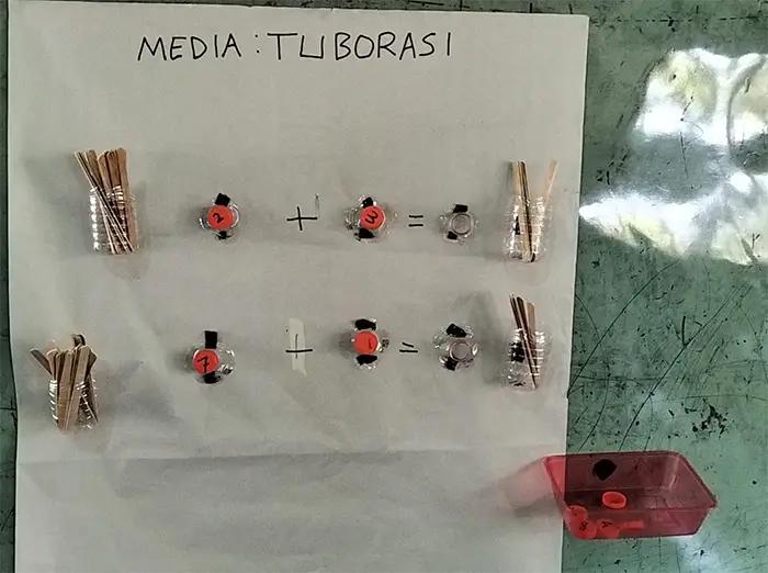 TUBORASI atau Tutup Botol Numerasi, salah satu media belajar yang diciptakan guru SDN Sowa Kecamatan Soromandi sebagai salah satu media belajar menyenangkan untuk meningkatkan kemampuan numerasi siswa.